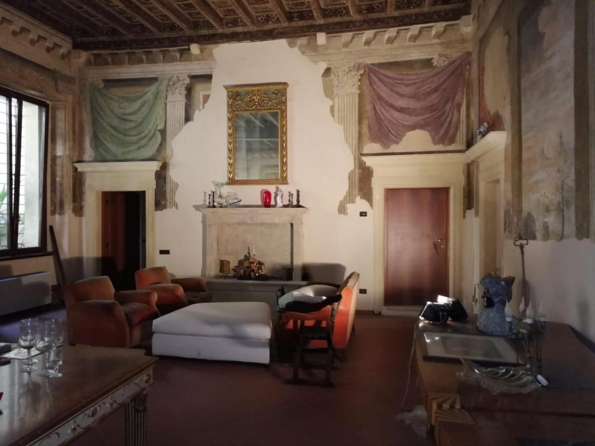 Palazzo Rinascimentale Con Affreschi *